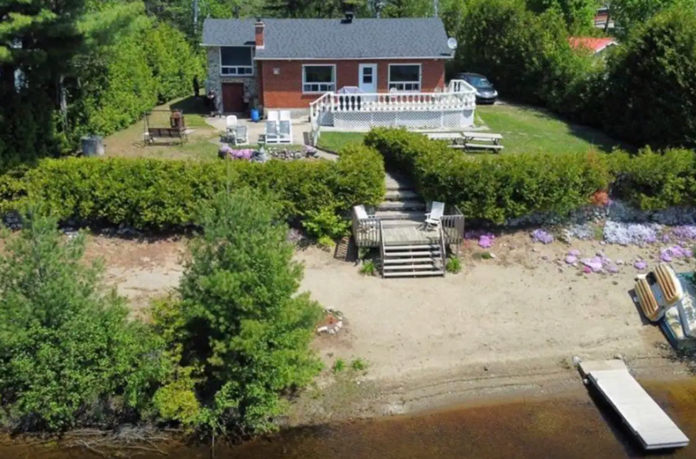 Un chalet et sa plage priv\u00e9e.