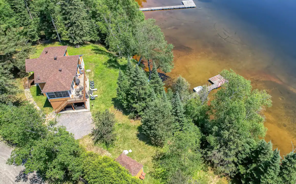 Un chalet, son terrain et son quai vu de haut.