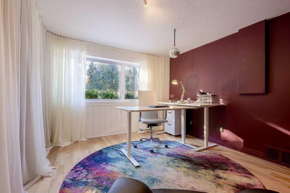 Un chambre utilis\u00e9e comme bureau.