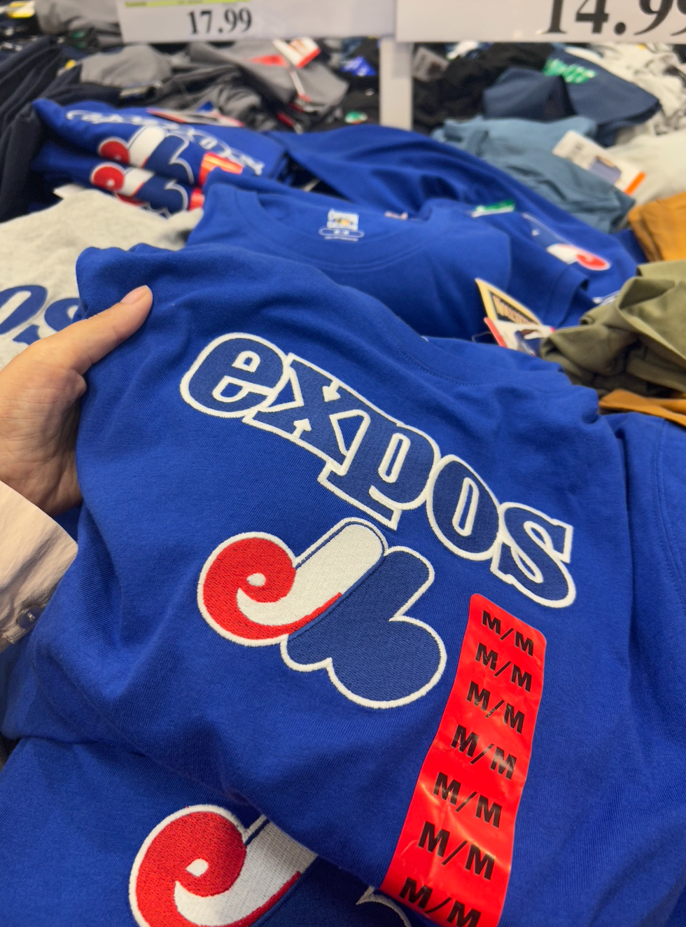 Un chandail des Expos bleu royal.