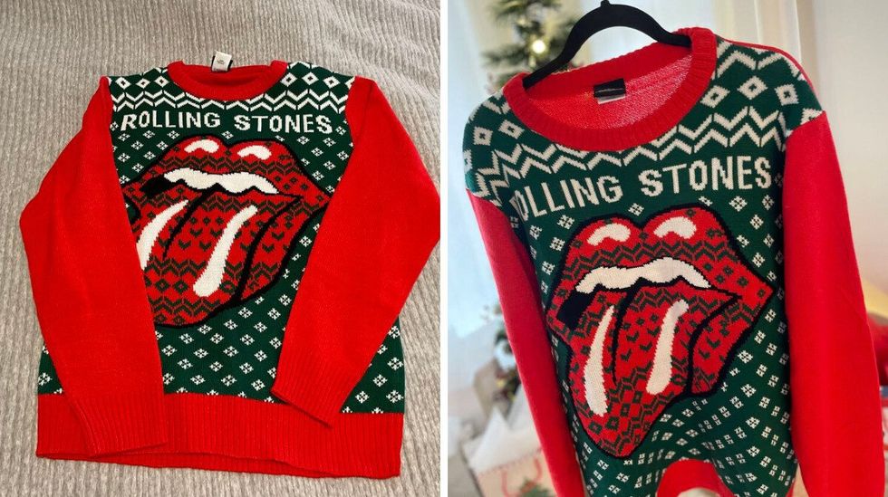 Un chandail festif rouge et vert, arborant le th\u00e8me des Rolling Stones, repose sur un lit. Droite : Chandail festif rouge et vert, arborant le th\u00e8me des Rolling Stones, expos\u00e9 sur un support devant un sapin de No\u00ebl.