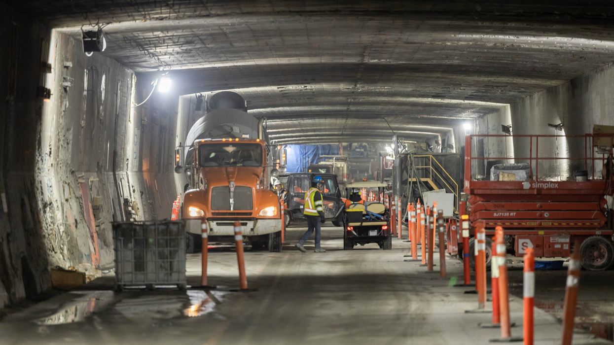 Un chantier et un travailleur à l'oeuvre dans le tunnel La Fontaine.