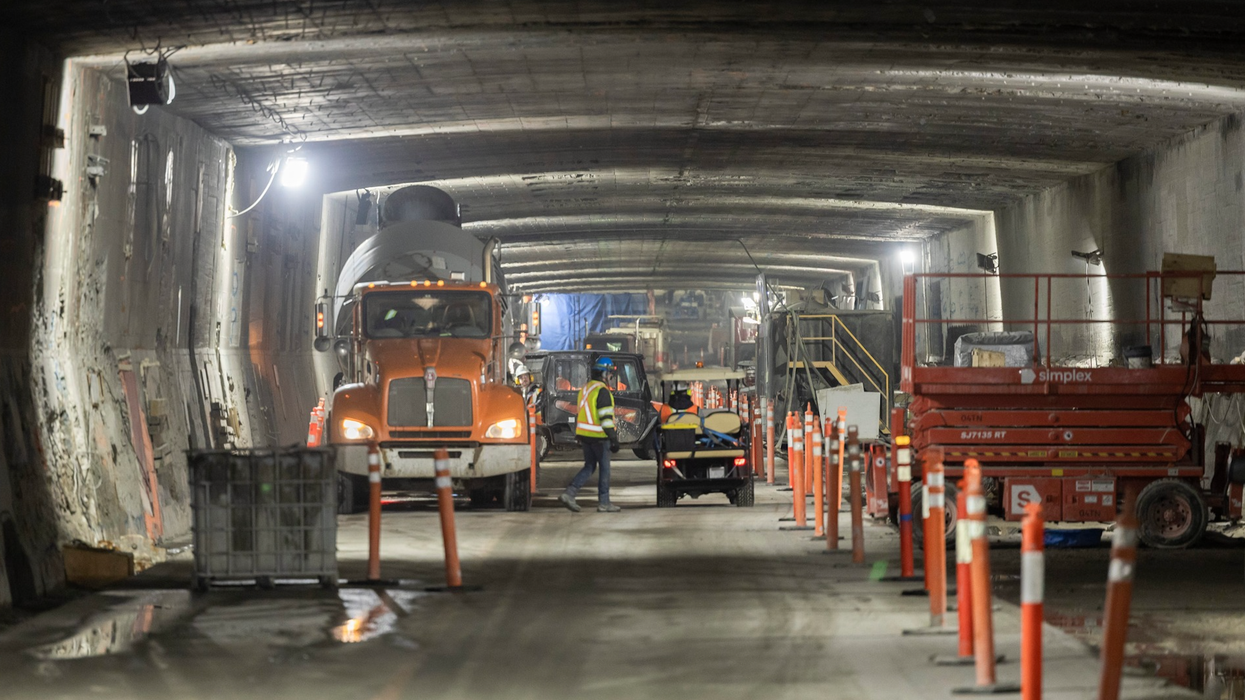 Un chantier et un travailleur à l'oeuvre dans le tunnel Louis-H.-La Fontaine.
