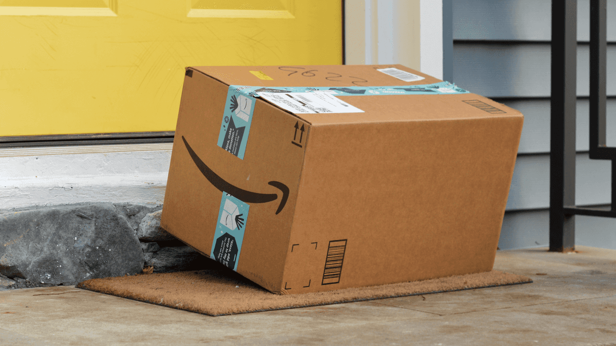 Un colis Amazon sur un porche.