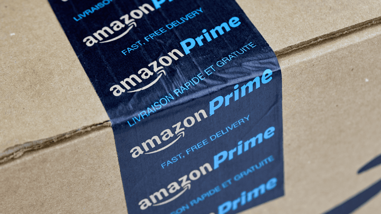 Un collant Amazon Prime sur une boite de livraison.