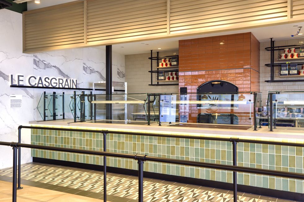 Un comptoir de cuisine o\u00f9 il est inscrit Le Casgrain avec un four \u00e0 pizza.