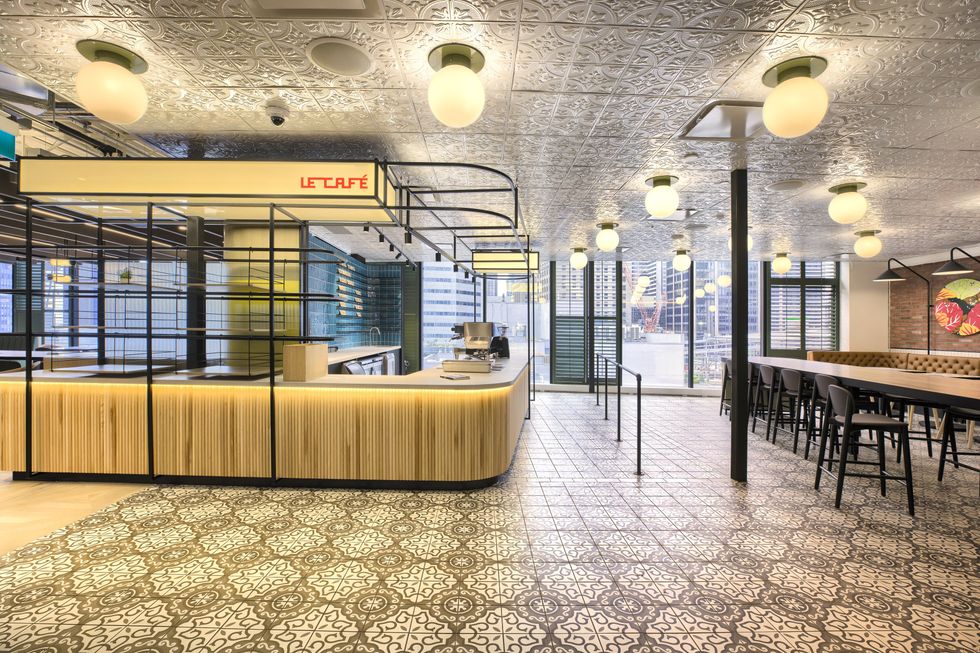 Un comptoir \u00e0 caf\u00e9 dans une grande salle \u00e0 manger lumineuse.