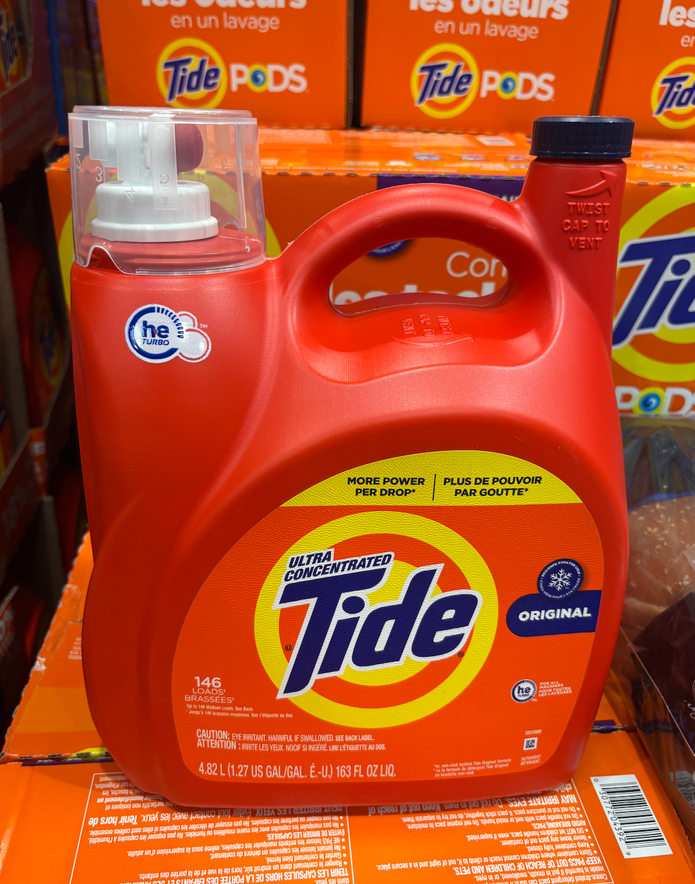 Un contenant de d\u00e9tergent liquide Tide dans un rayon du Costco.