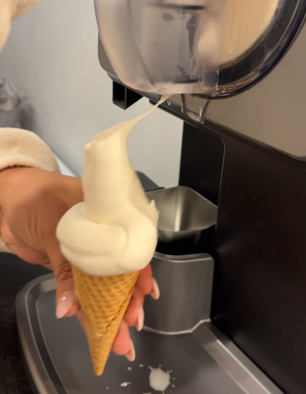 Un cornet avec la machine \u00e0 cr\u00e8me glac\u00e9e Gourmia.