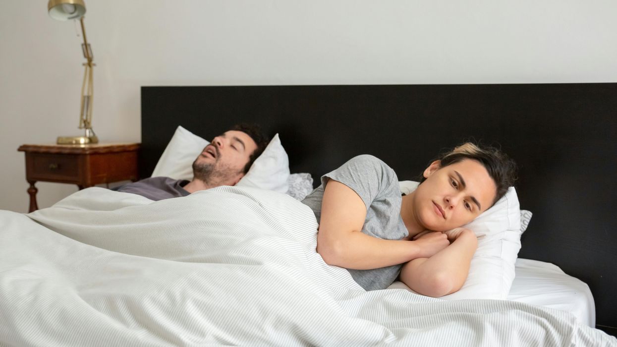 Un couple allongé dans un lit.