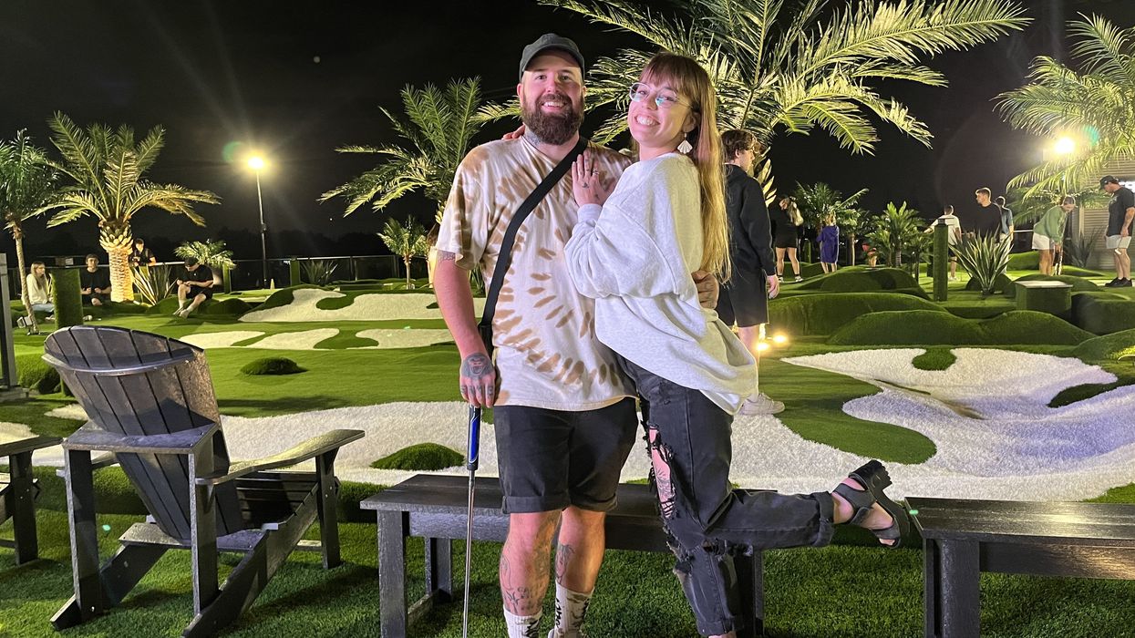 Un couple sur la terrasse du Génération Golf.