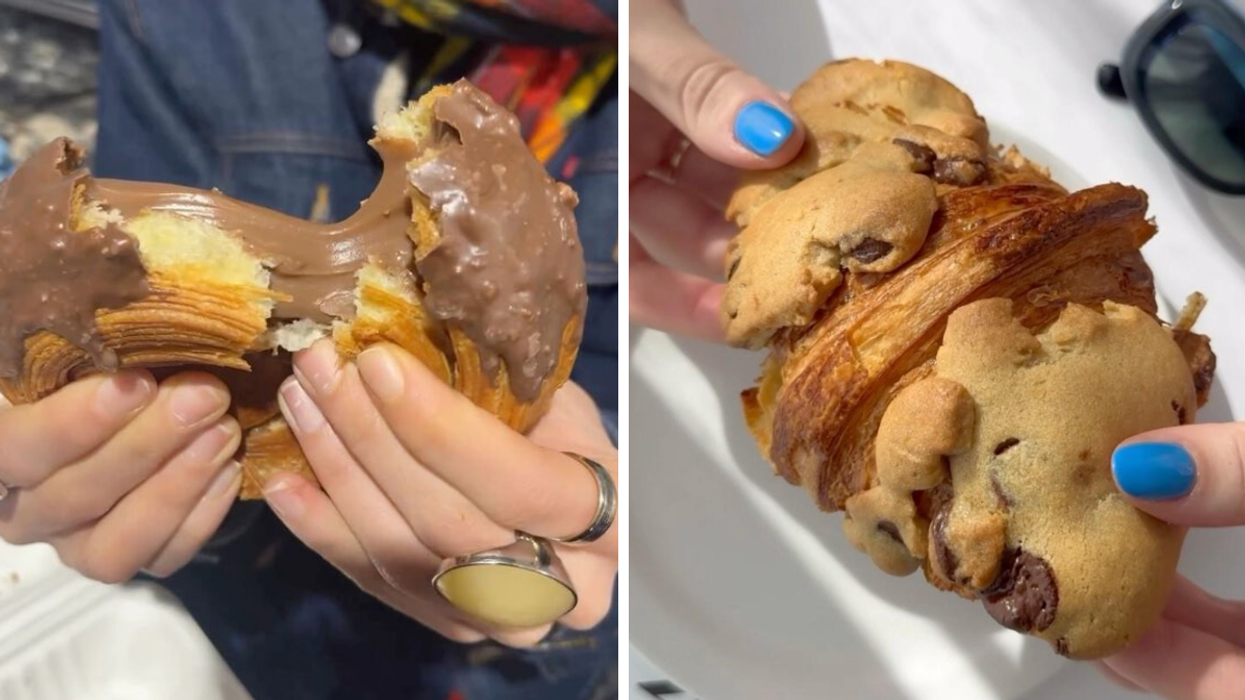 Un croissant suprême au chocolat déchiré en deux avec la garniture qui en sort. Droite : Un Crookie tenu par deux mains.