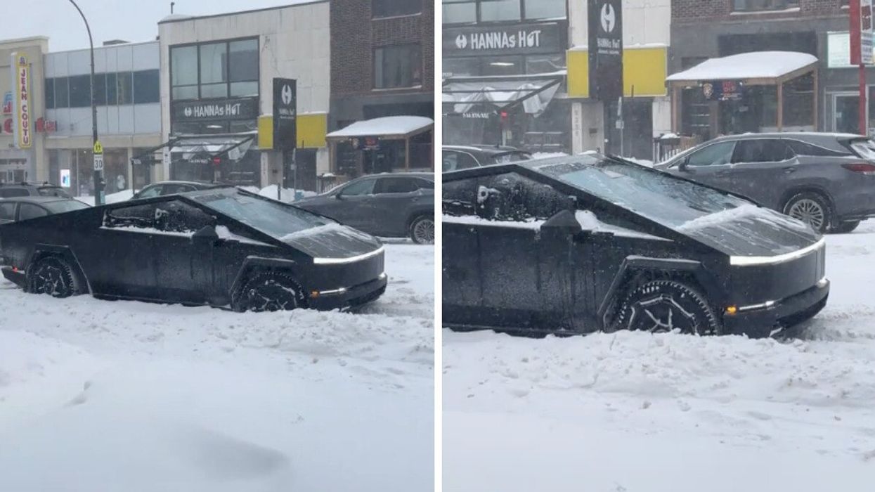 Un Cybertruck dans la neige. À droite : Un Cubertruck dans la neige.