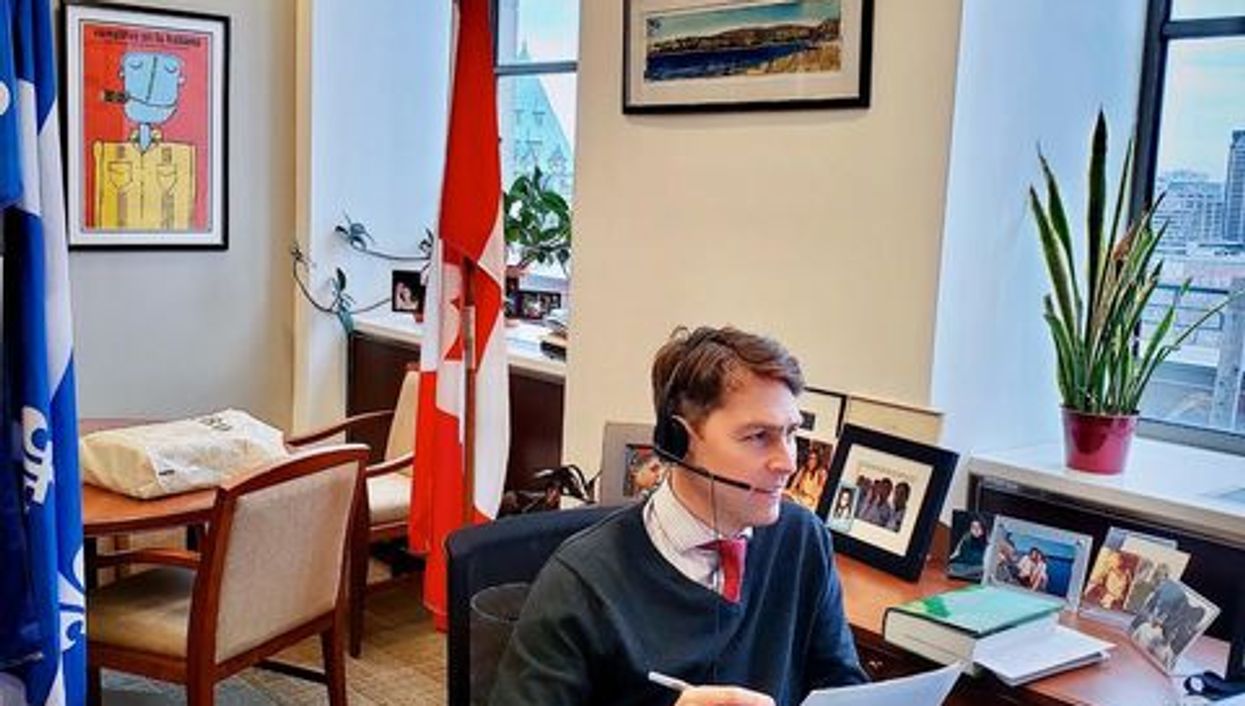 un député apparait nu à Ottawa