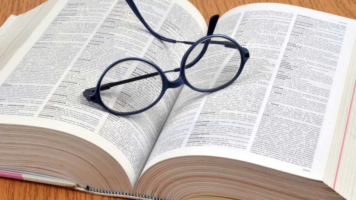 Un dictionnaire et une paire de lunettes.