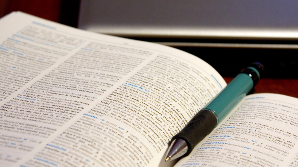 Un dictionnaire.