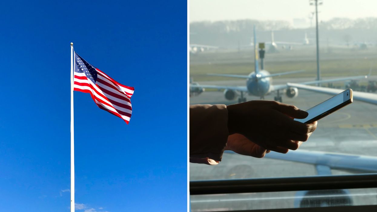 Un drapeau américain. À droite : une personne avec un téléphone dans les mains.