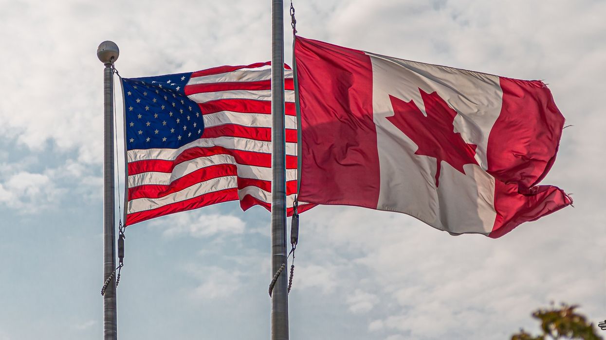 Un drapeau américain et canadien.