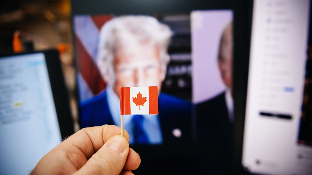 Un drapeau canadien devant une photo de Donald Trump.