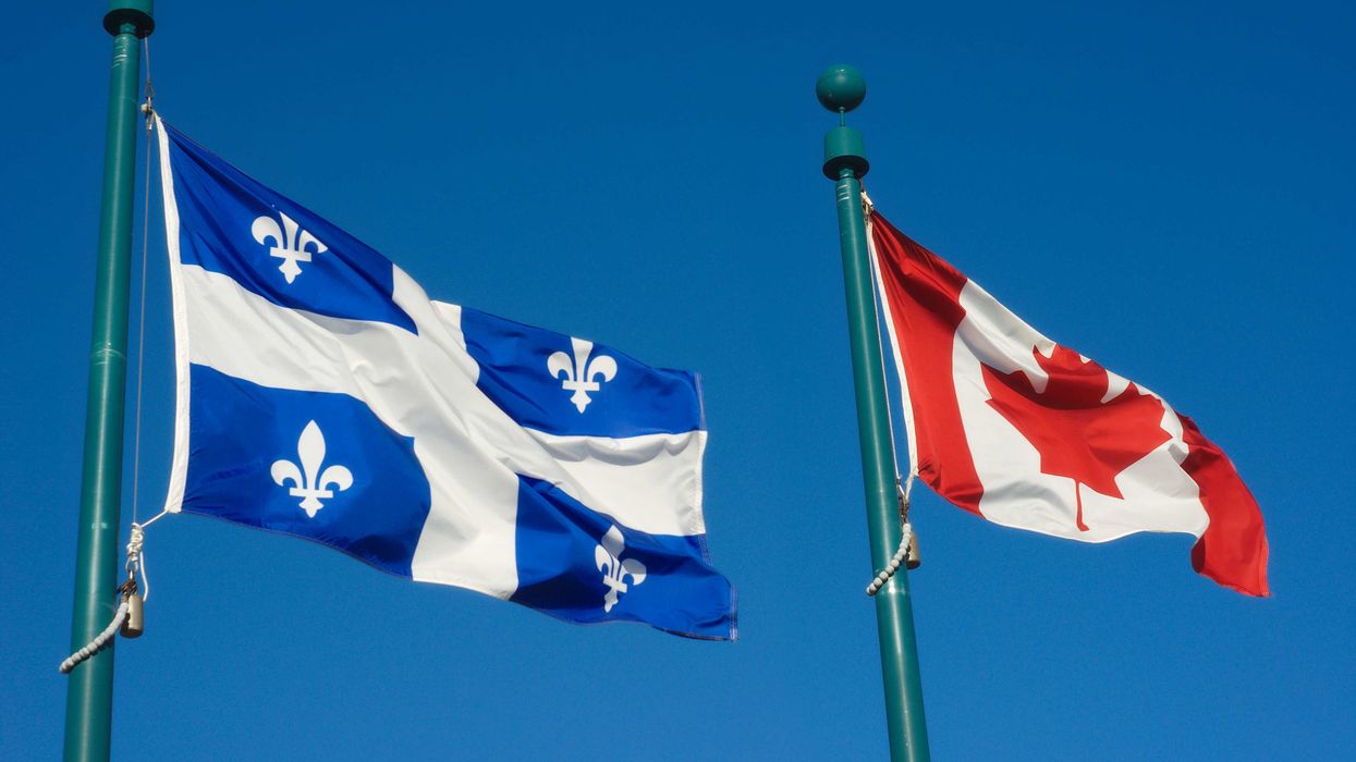 Un drapeau canadien et québécois.