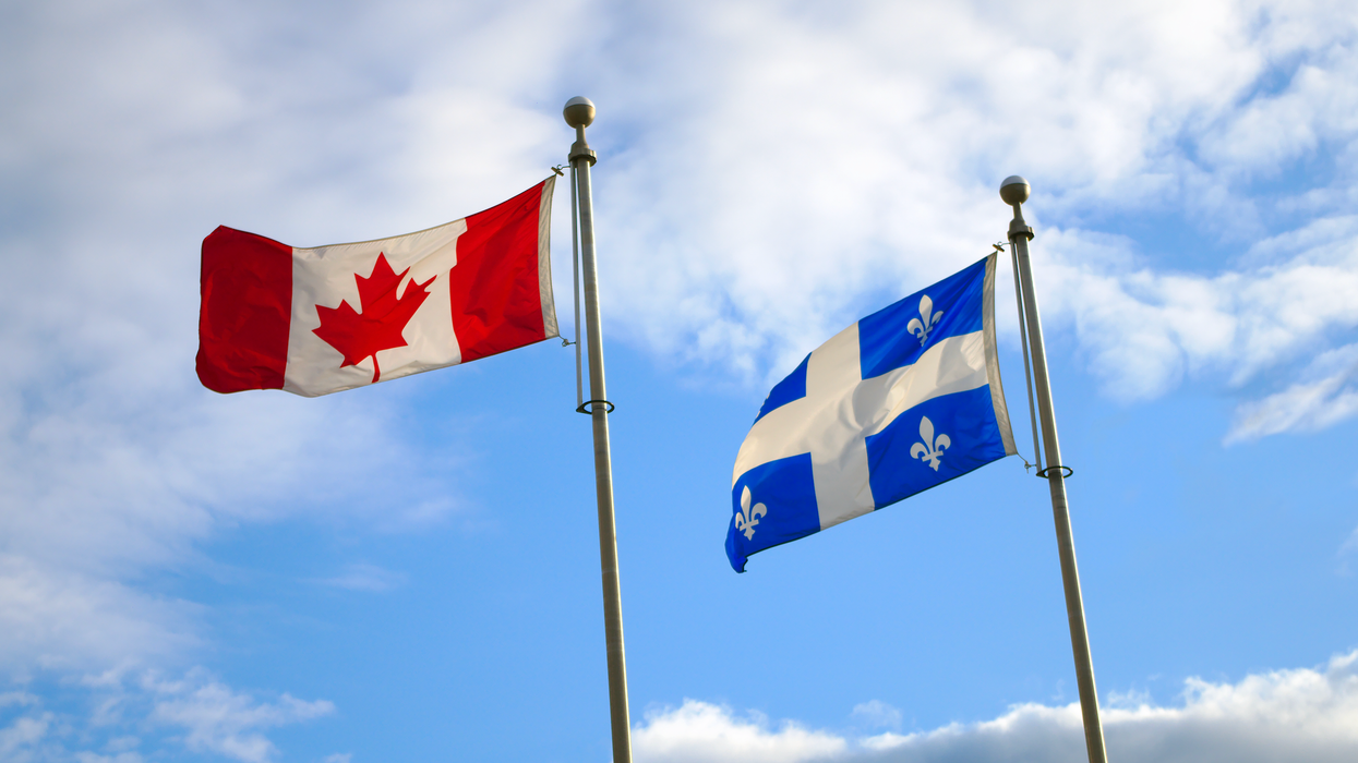 Un drapeau canadien et québécois.