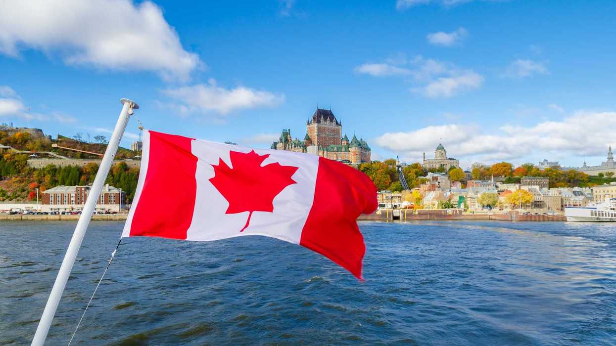 Un drapeau canadien et une vue sur la ville de Québec.