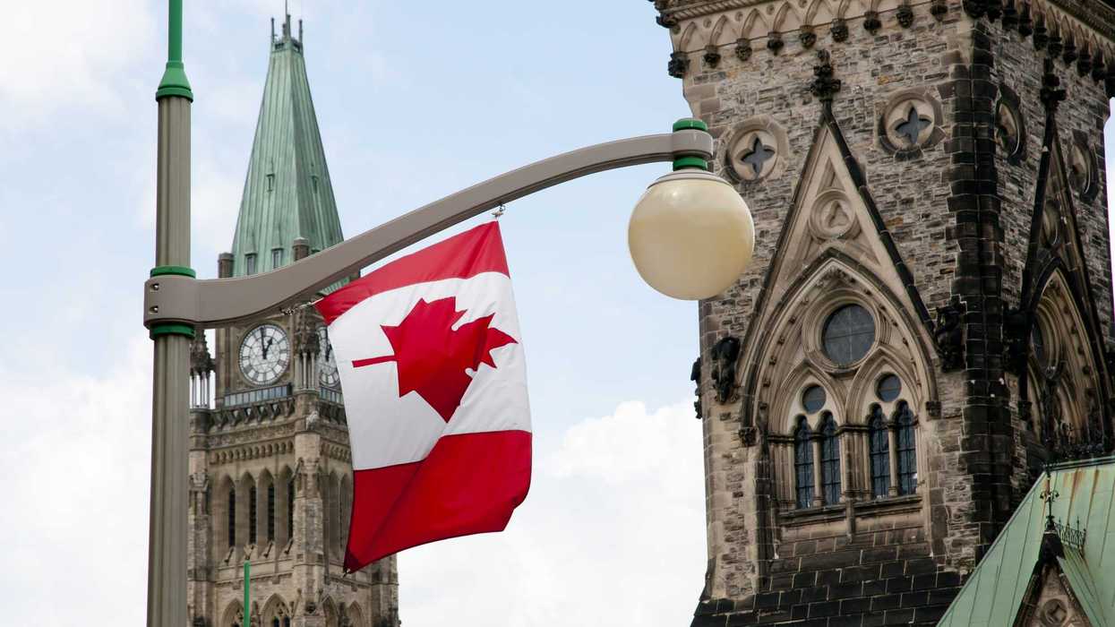 Un drapeau canadien sur la colline parlementaire, à Ottawa.