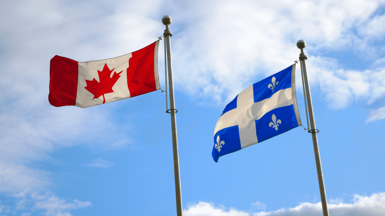 Un drapeau du Canada aux côtés du drapeau du Québec.