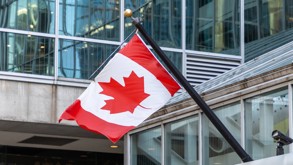 Un drapeau du Canada sur un bâtiment.