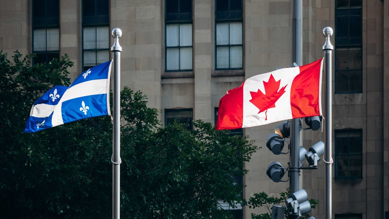 Un drapeau du Québec et un drapeau du Canada.