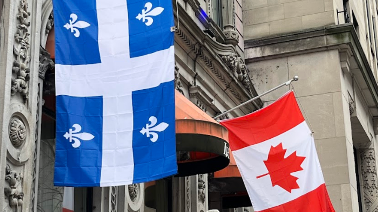 Un drapeau du Québec et un drapeau du Canada.