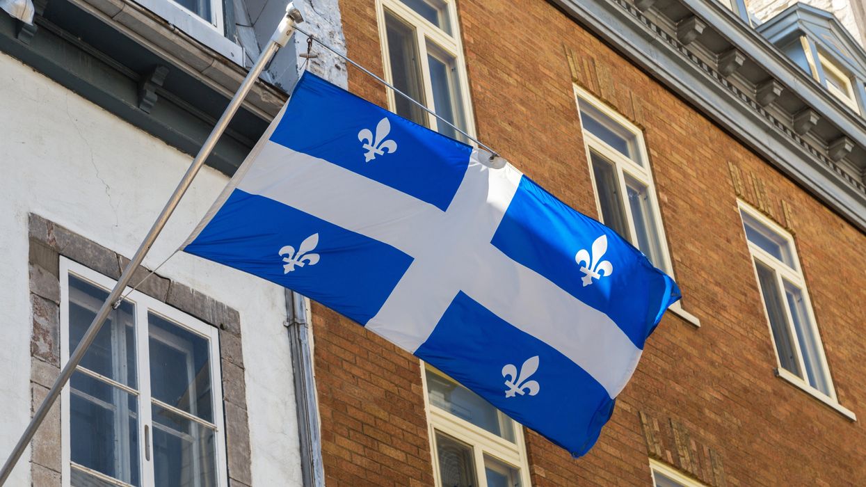 Un drapeau du Québec.
