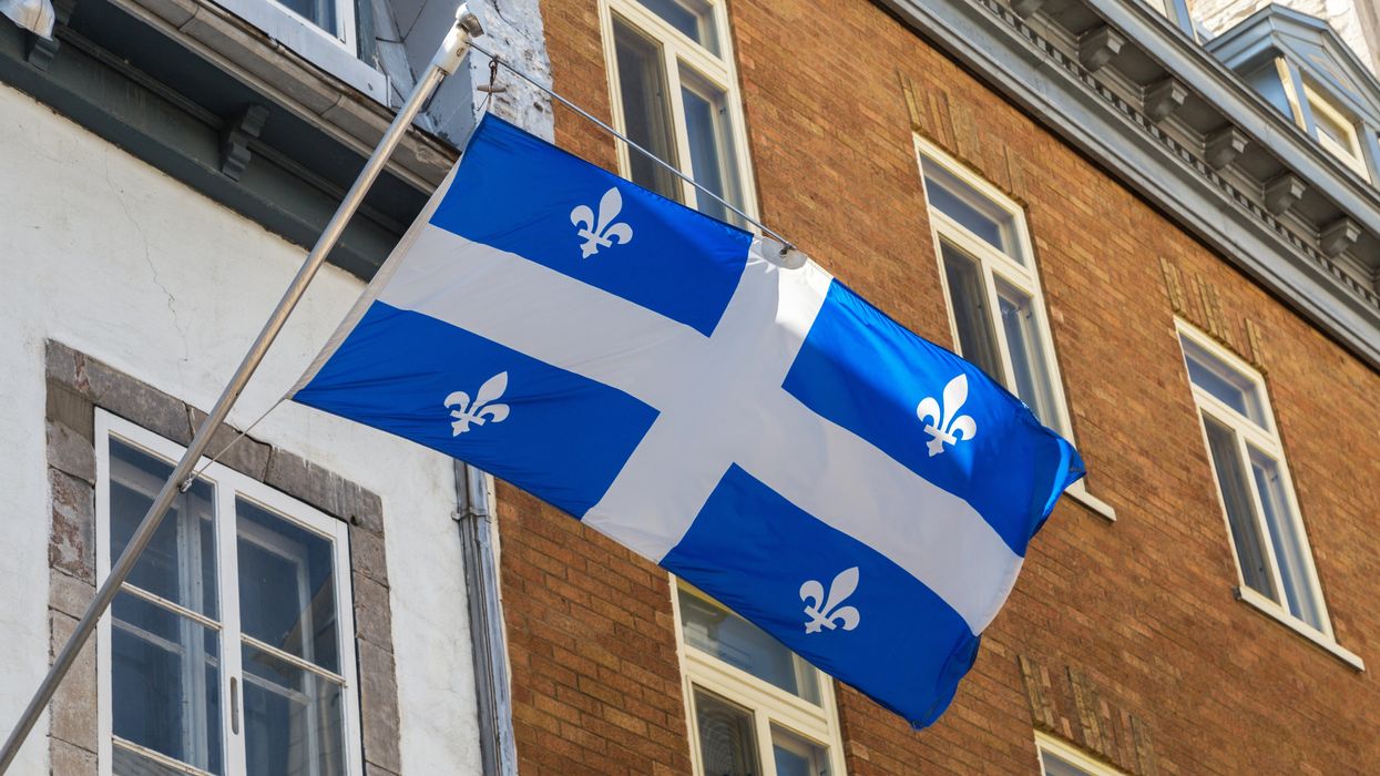 Un drapeau du Québec.