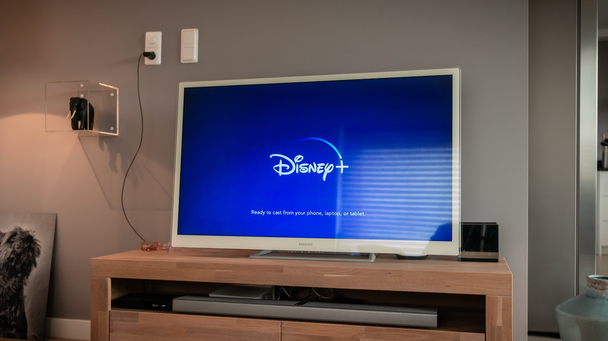 Un écran de télé bleu où il est écrit Disney+.