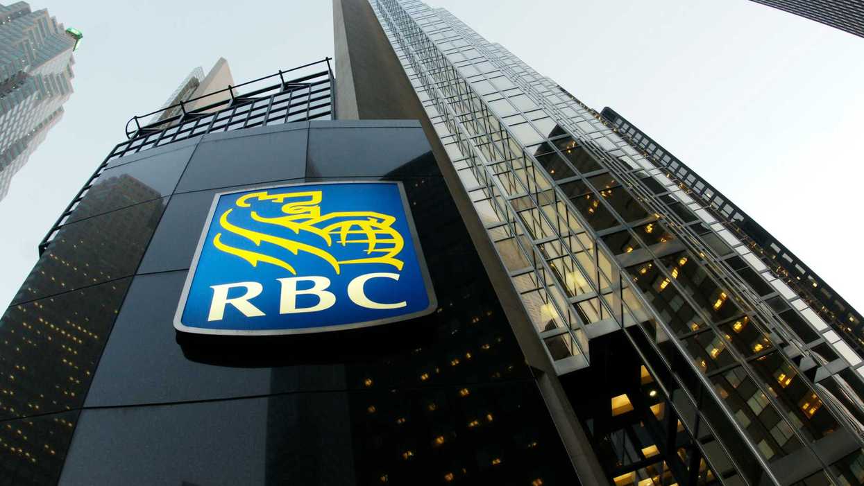 Un édifice et le logo de la RBC.