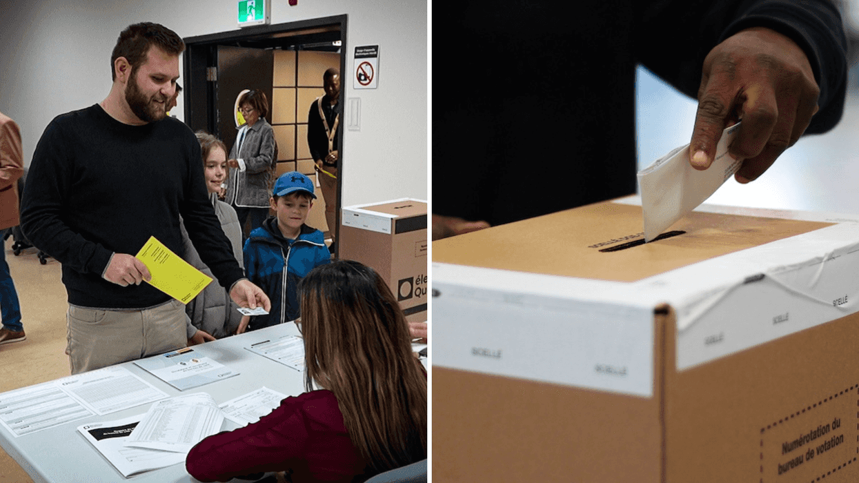 Un électeur se présente à un bureau de vote. À droite : une urne.