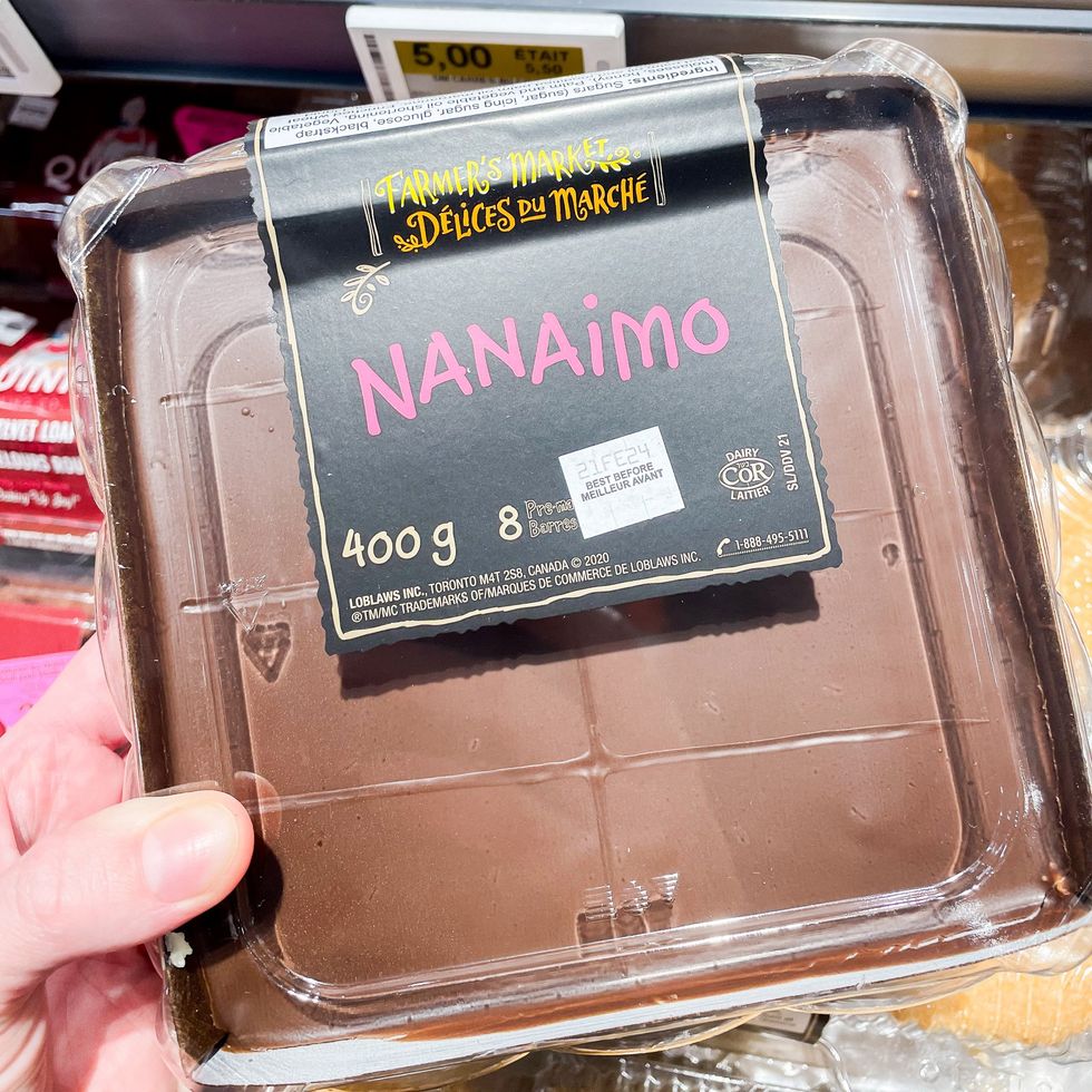 Un emballage contenant un carr\u00e9 nanaimo.