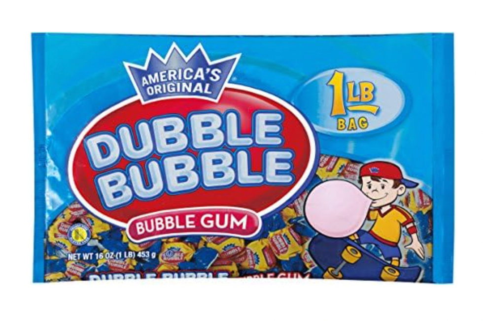 Un emballage de petites gommes roses.