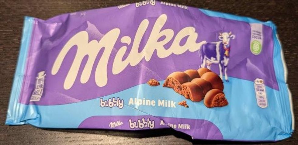 Un emballage du chocolat au lait Milka.