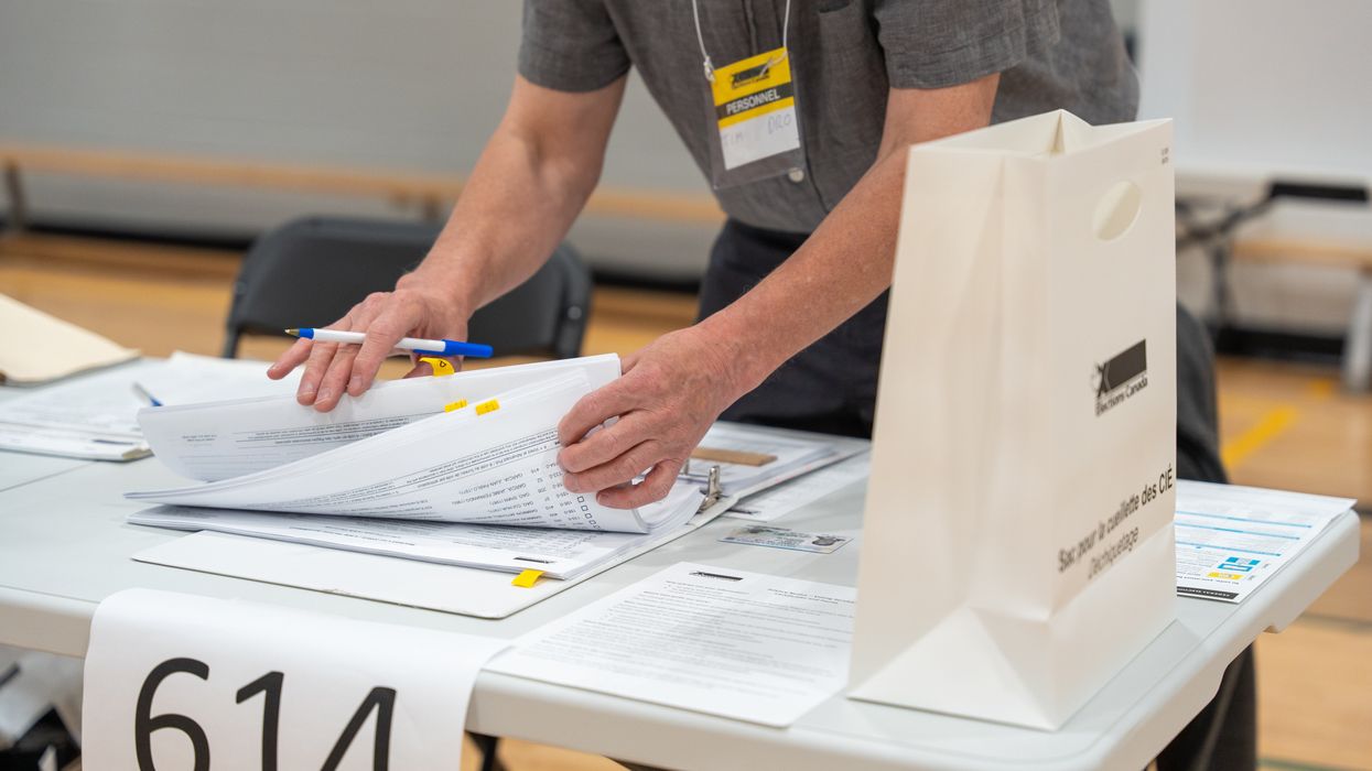 Un employé d'Élections Canada.