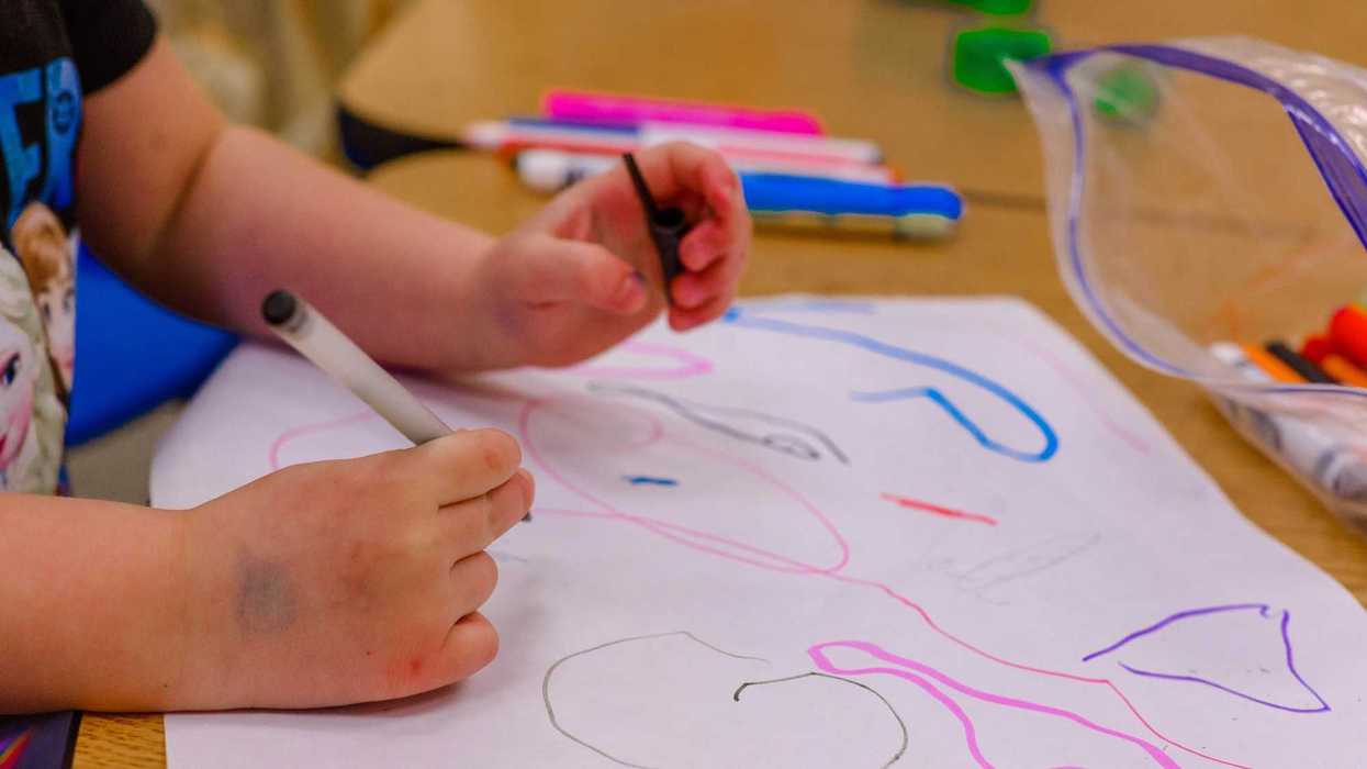 Un enfant qui dessine.