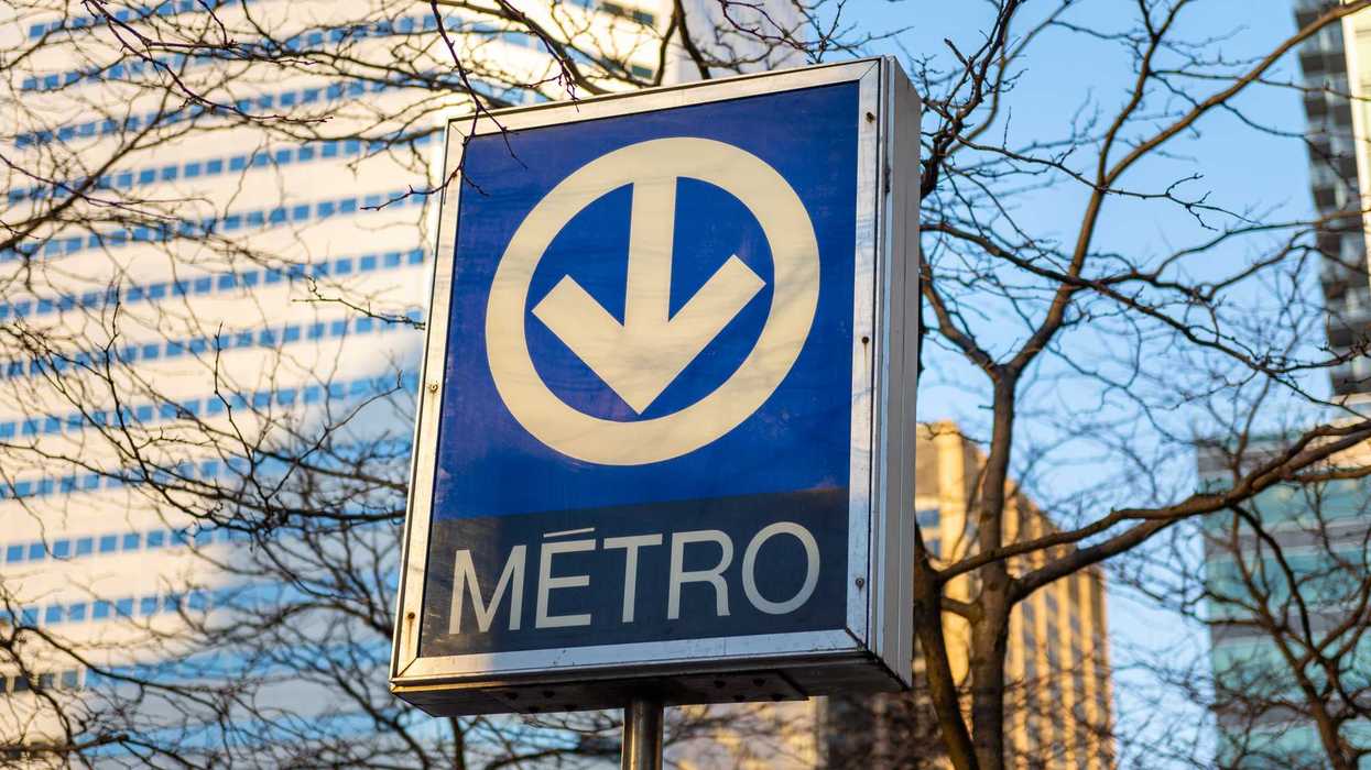 Un enseigne du métro de Montréal.