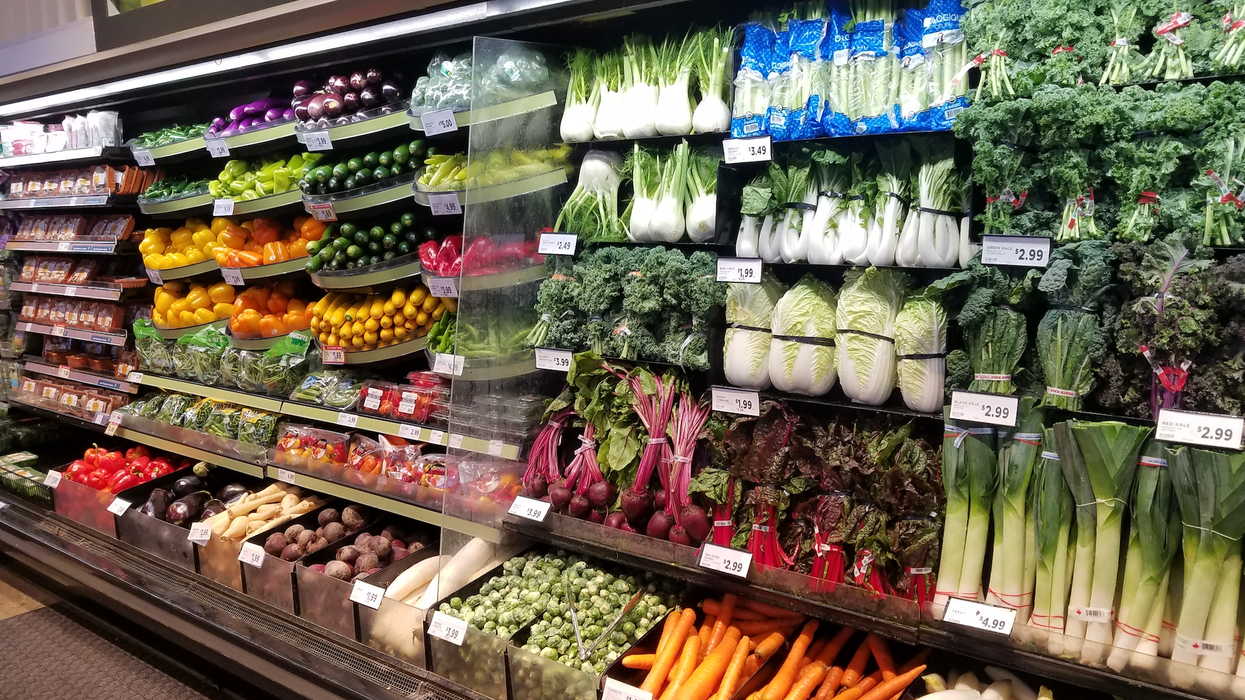 Un étal de légumes frais dans une épicerie au Canada.