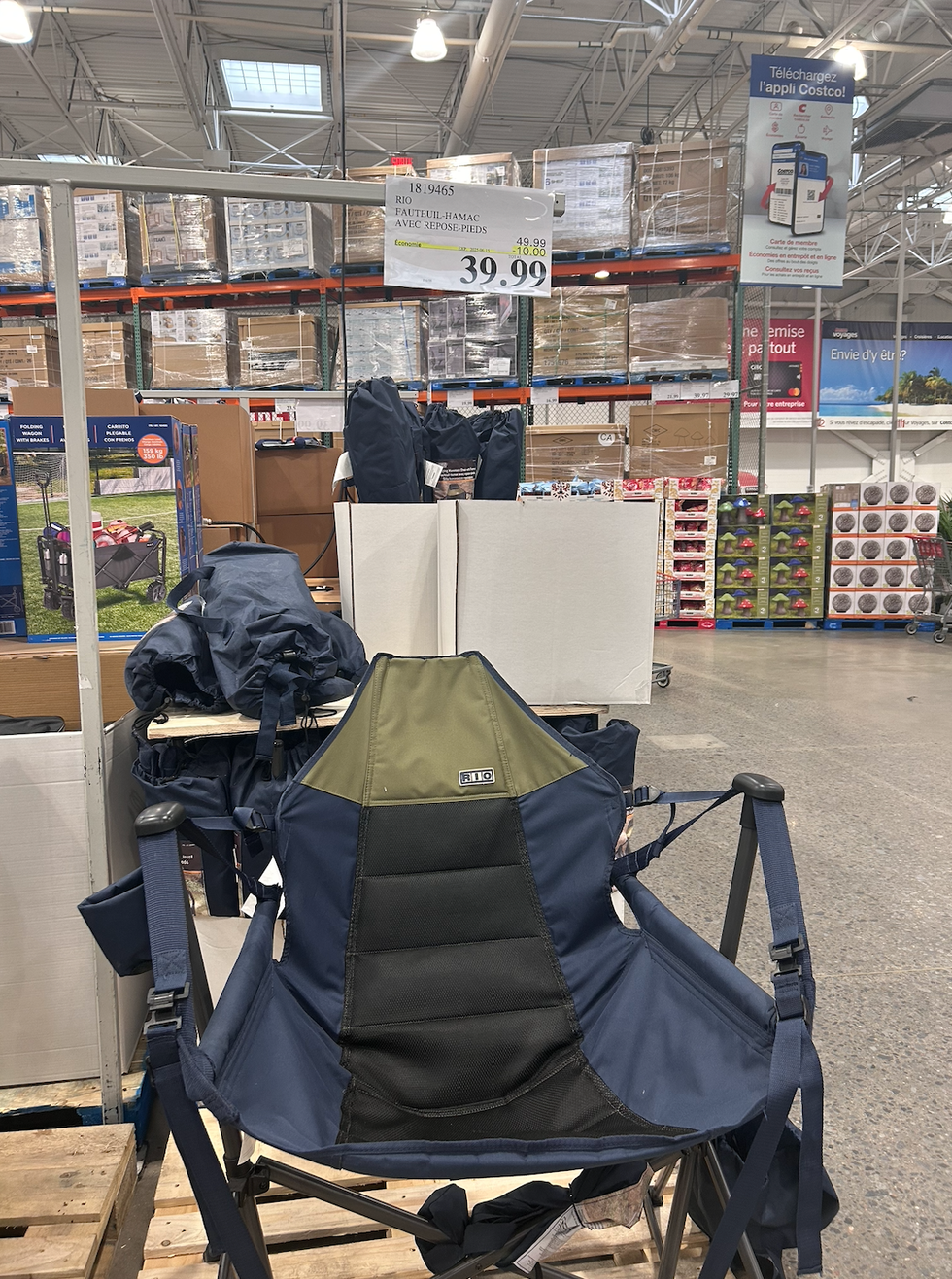 Un fauteuil-hamac avec repose pied \u00e0 vendre au Costco.