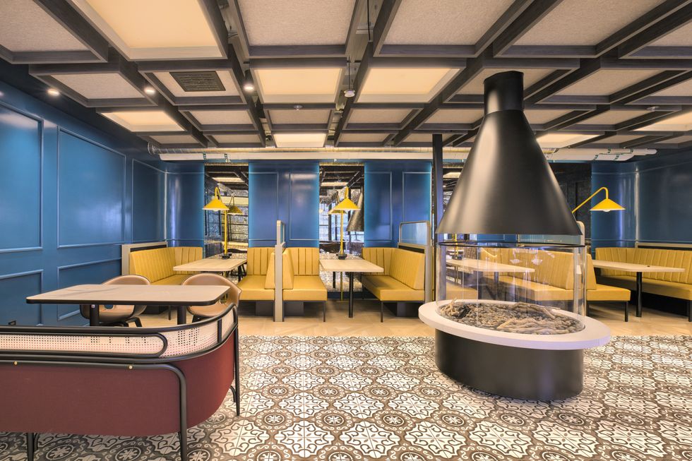 Un faux foyer central au milieu d'une salle \u00e0 manger.