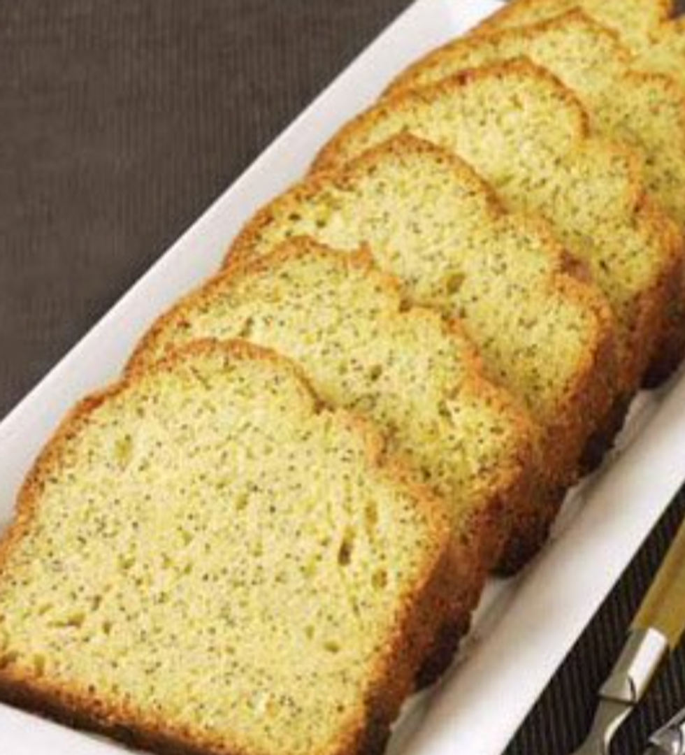 Un g\u00e2teau quatre-quarts au citron et au pavot.