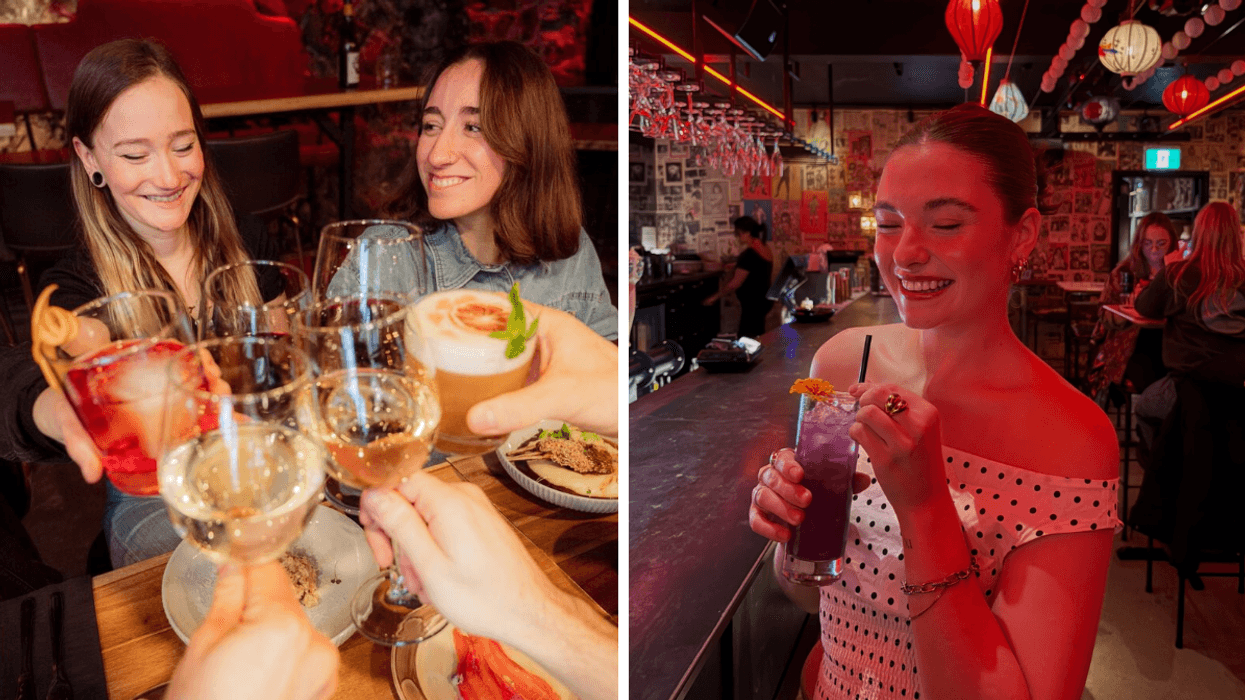 Un groupe célébrant avec des cocktails et des verres de vin. Droite : Une personne dans un bar avec un cocktail.