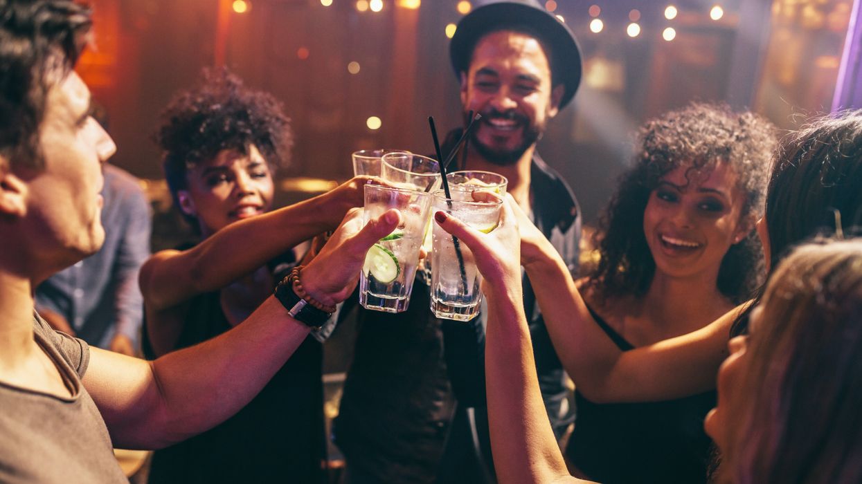 Un groupe d'amis qui portent un « toast » dans un bar.