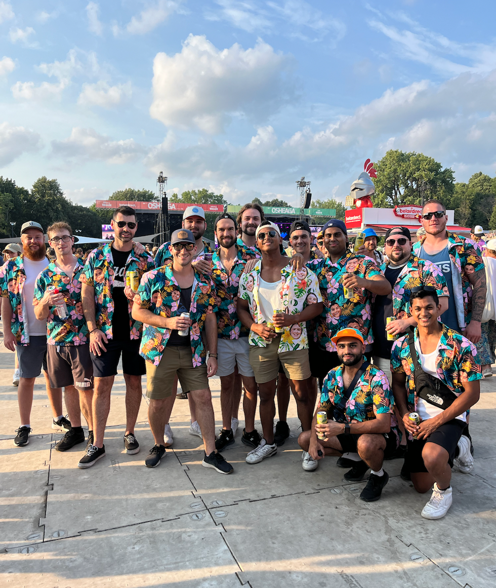 Un groupe de festivaliers portant tous la m\u00eame chemise. 