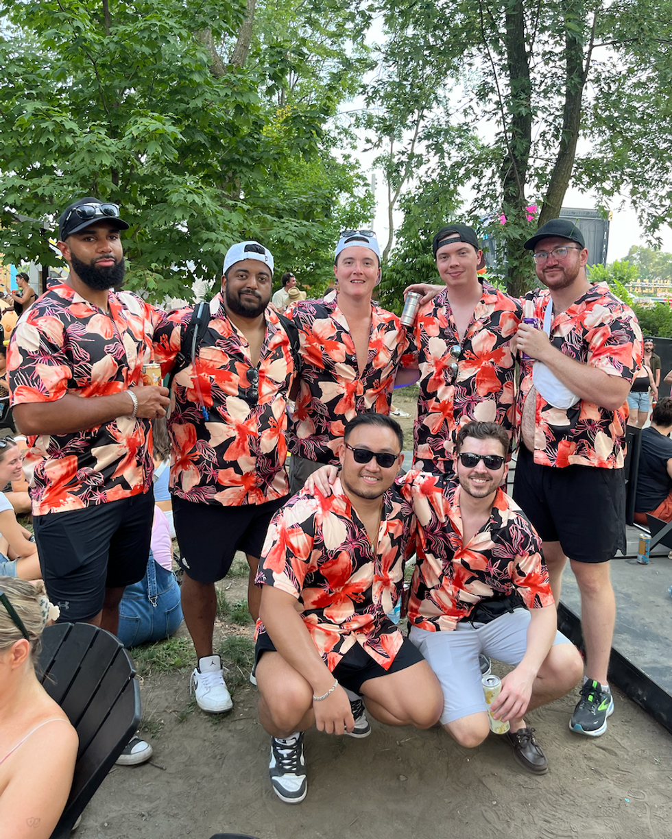 Un groupe de festivaliers portant tous la m\u00eame chemise. 